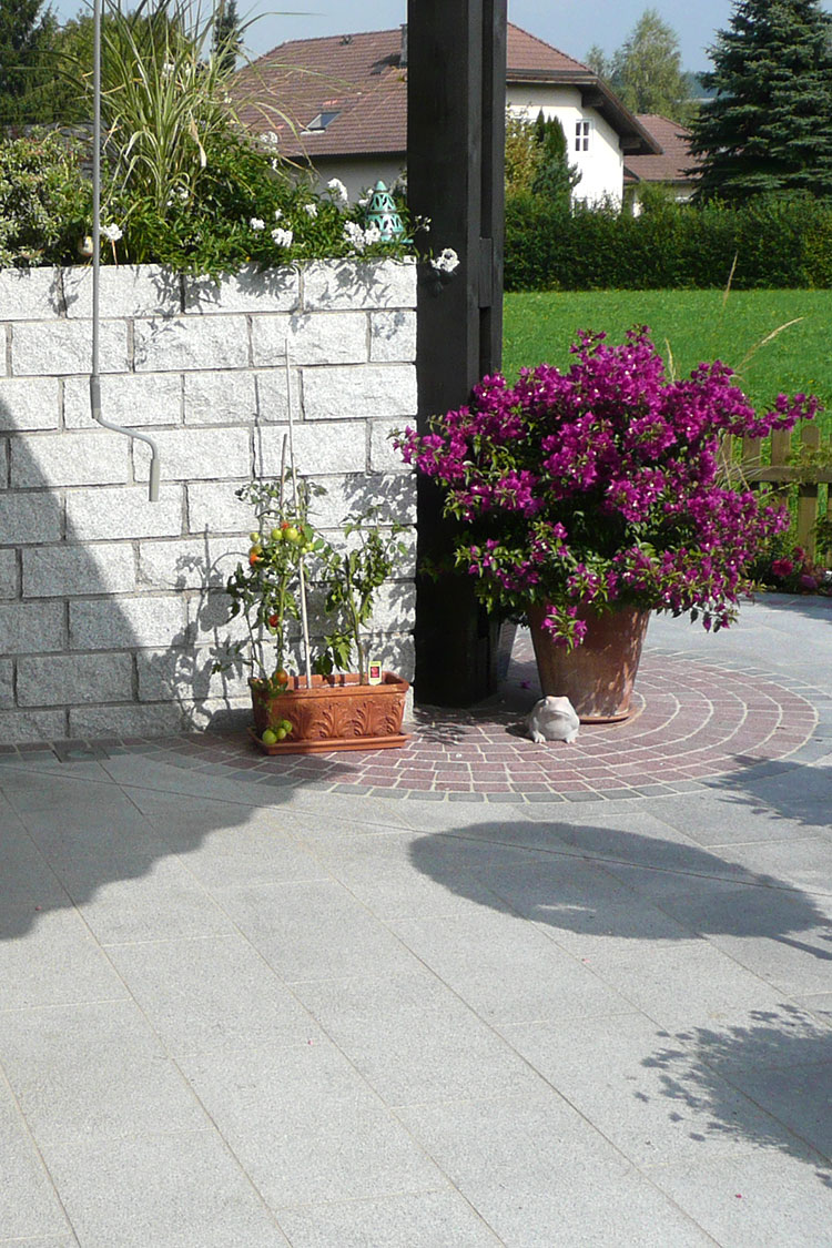 Terrassen Platz im Garten gepflastert aus Granit.