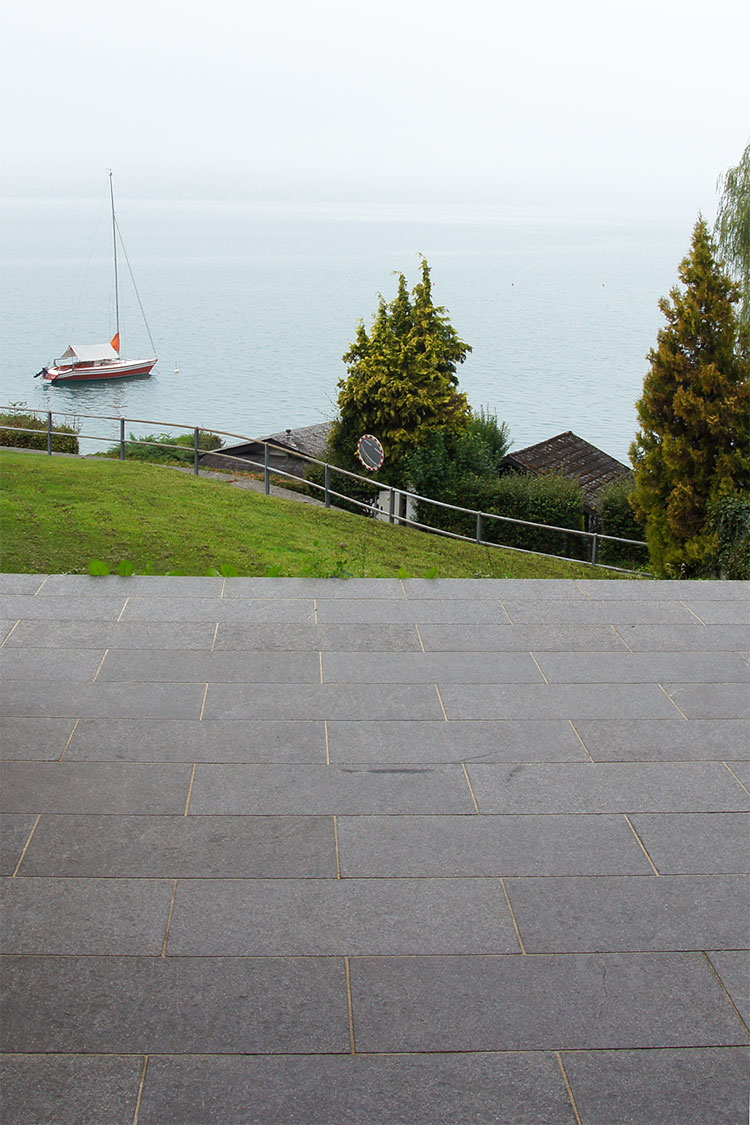 Terrasse aus Granitstein mit Blick am See.