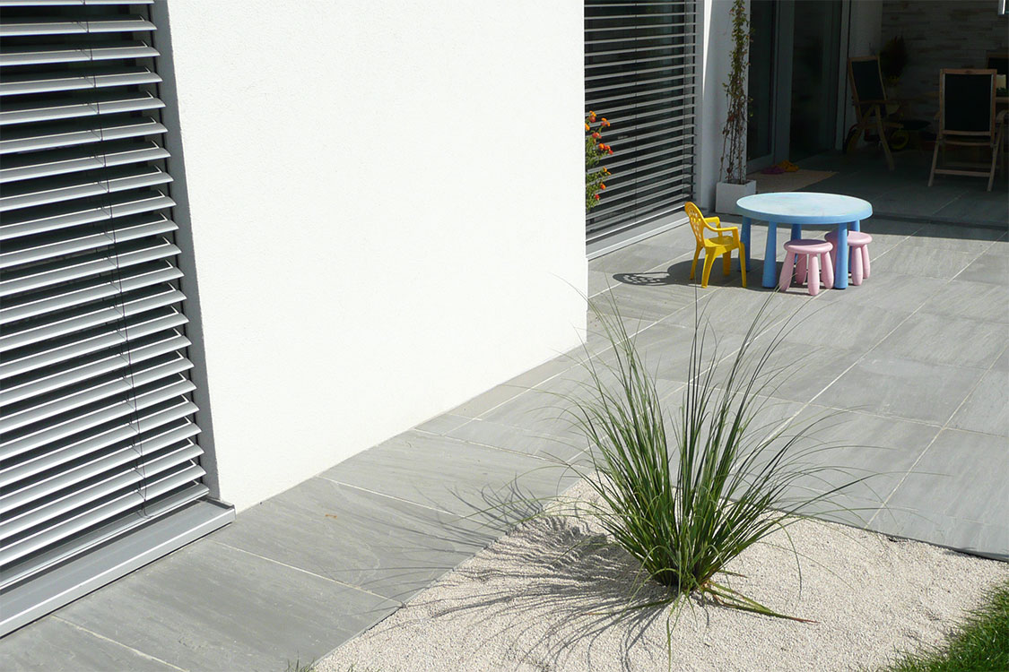 Moderne Terrasse aus Sandstein im neuen Heim.